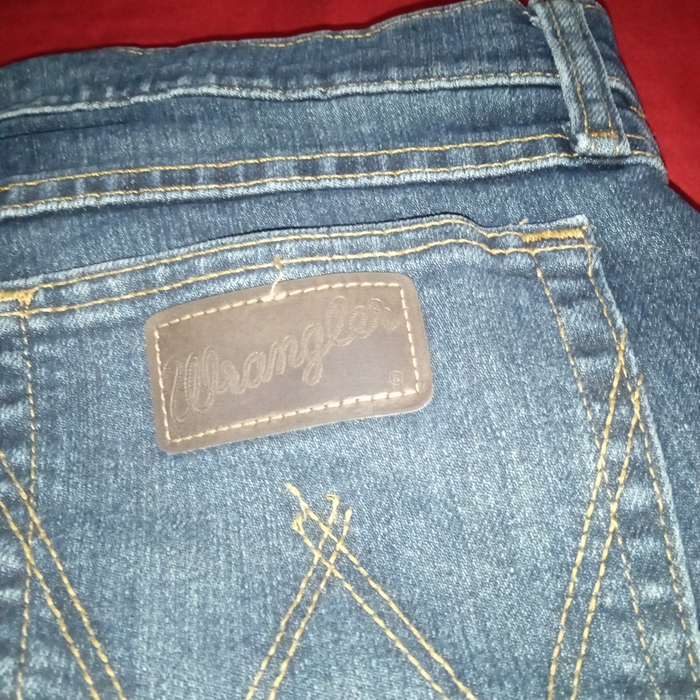 Brand New Wrangler blue jeans never worn. Bought them at cactus jacks. Men's.